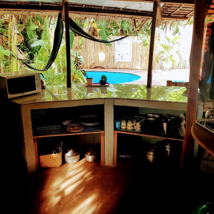 Two Crazy Monkeys Hotel Bakhawan Exterior photo
