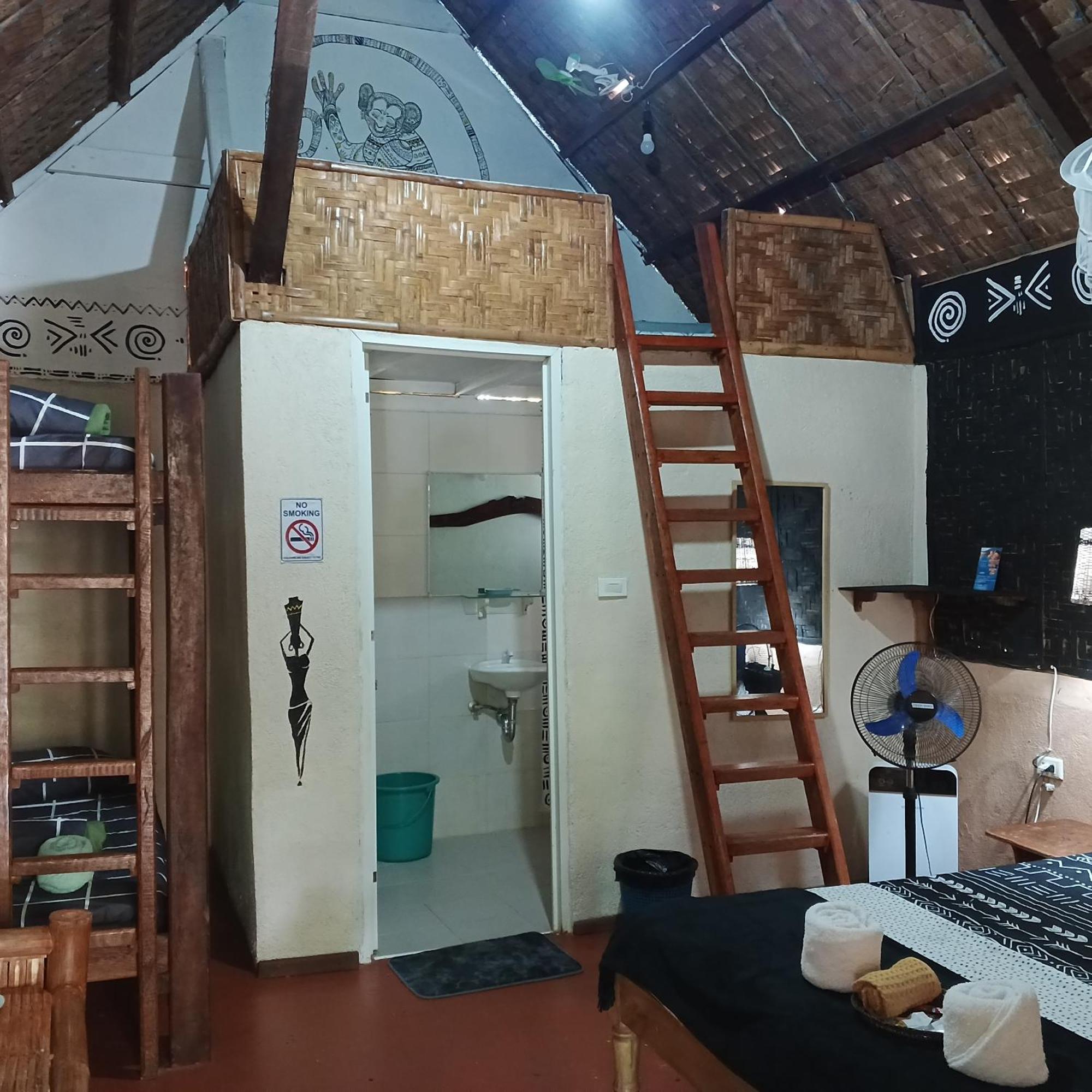 Two Crazy Monkeys Hotel Bakhawan Exterior photo