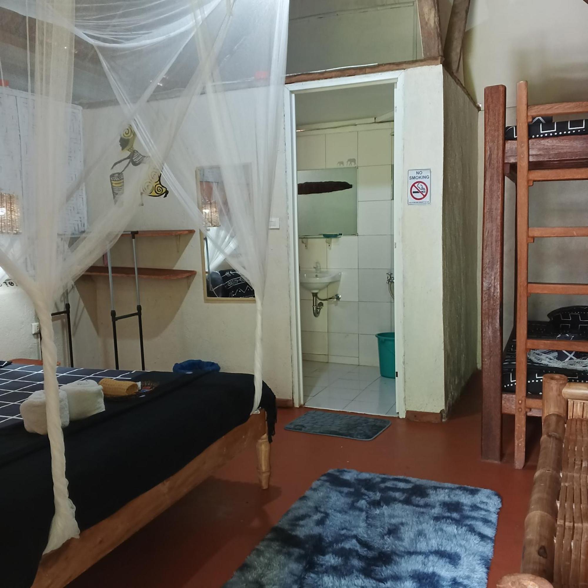 Two Crazy Monkeys Hotel Bakhawan Exterior photo